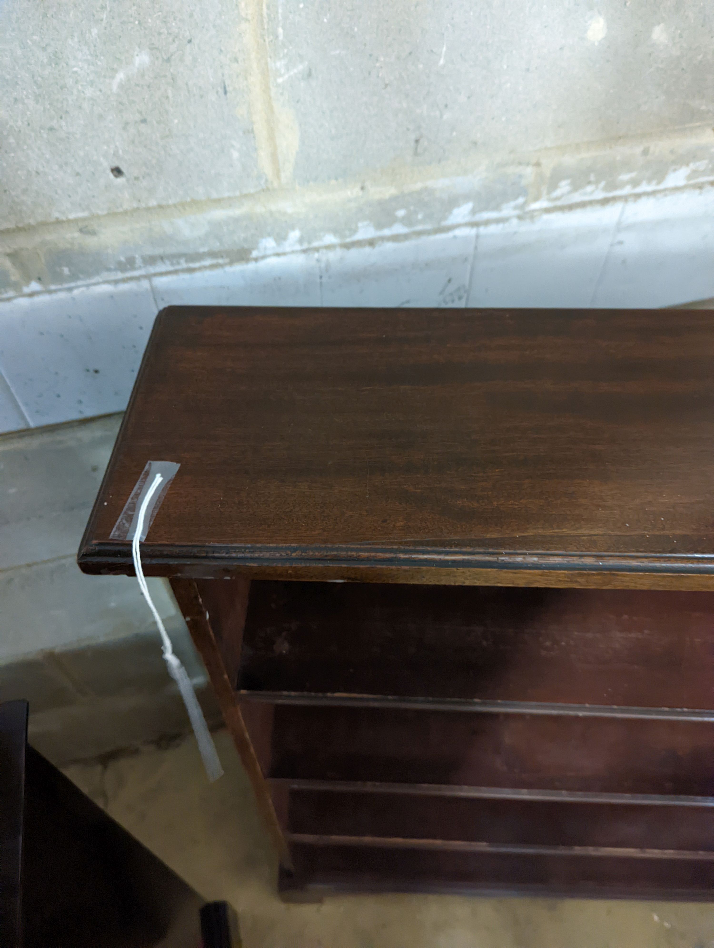 An Edwardian mahogany open bookcase, width 122cm, depth 21cm, height 116cm